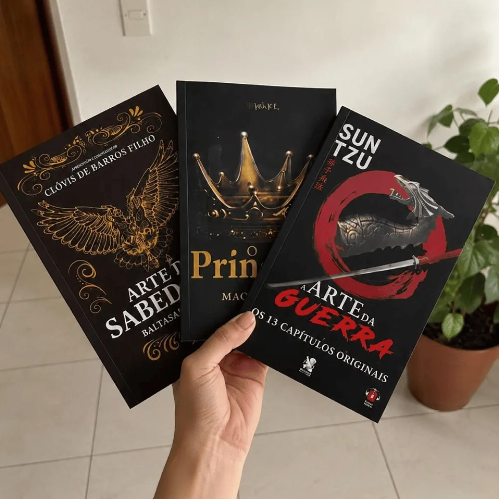 Cliente segurando o Combo Estratégia